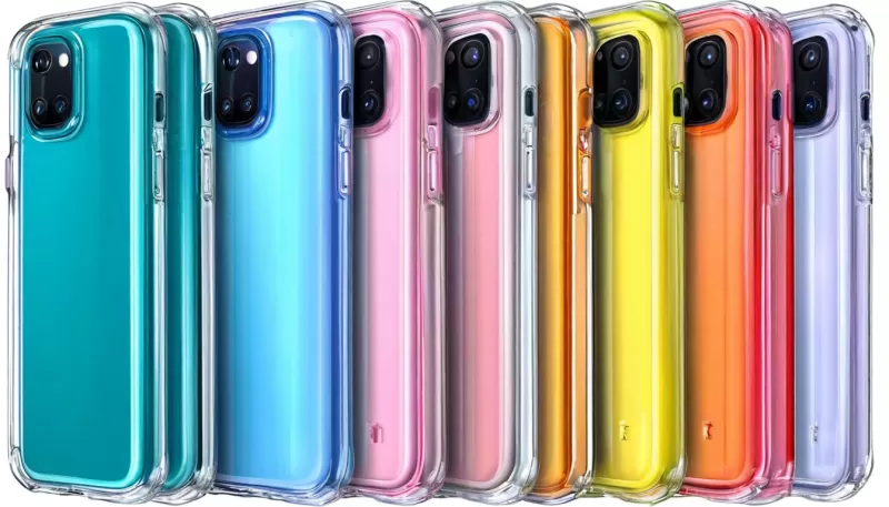 Фотография смартфона в силиконовом чехле. Чехол прозрачный или цветной, плотно облегает устройство. На фоне можно увидеть различные цвета и варианты силиконовых чехлов.