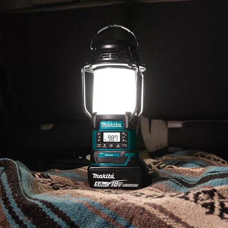 Фонарь, колонка и зарядка в одном: Makita XRM13