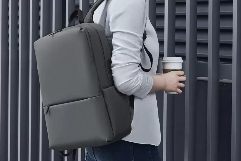 Универсальный компактный рюкзак для города в однотонном дизайне