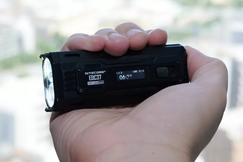 Nitecore EDC37: компактный фонарь с яркостью 8000 люмен и OLED-дисплеем