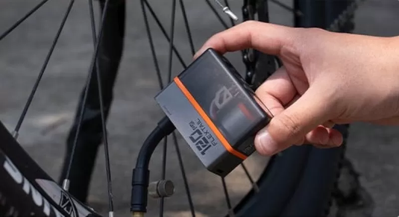 Tiny Tire Pump 200: велосипедный мини-насос с фонарем от Flextail