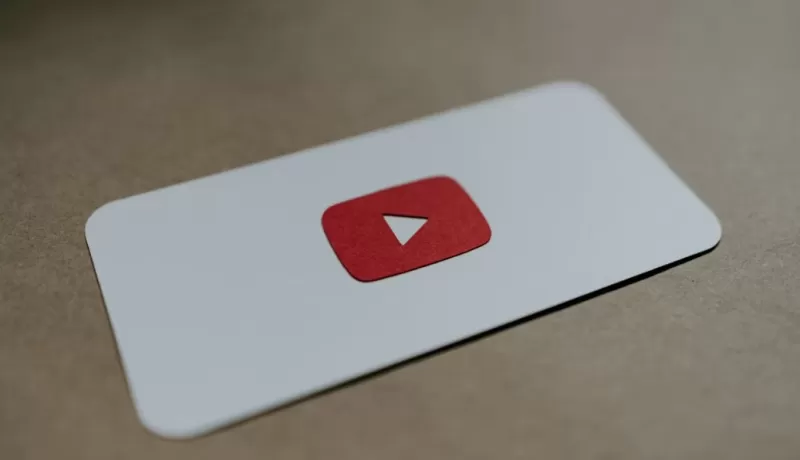 YouTube запретит монетизацию видео, созданных ИИ без авторского участия