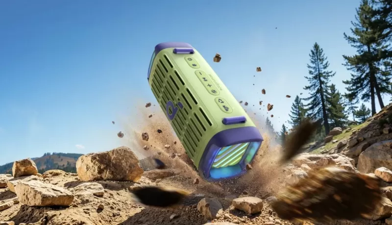 Колонка Anker Soundcore Boom 3i падает в песок