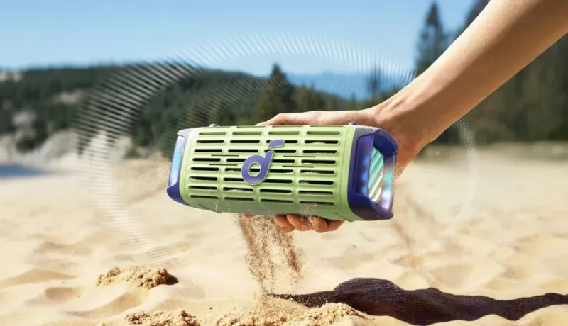 Колонка Anker Soundcore Boom 3i вибрирует, очищаясь от песка