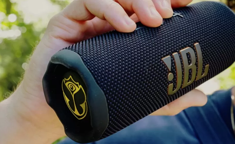 Обзор JBL Flip 7 Tomorrowland Edition: лимитированная колонка с уникальным дизайном и мощным звуком