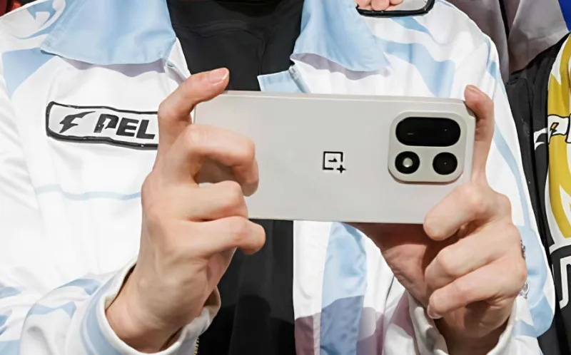 OnePlus 15 замечен вживую: первые фото, камеры 50 МП и Snapdragon 8 Elite Gen 5
