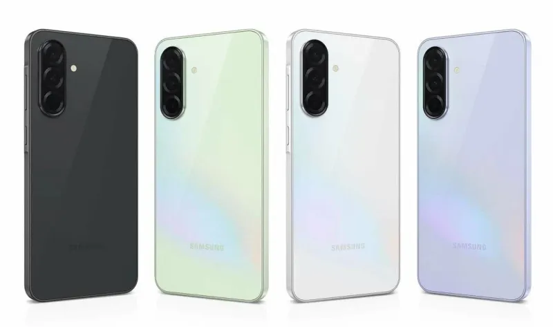 Смартфон Samsung Galaxy A36 в четырех вариантах цвета: черном, светло-зеленом, белом и светло-фиолетовом, стоящие в ряд.