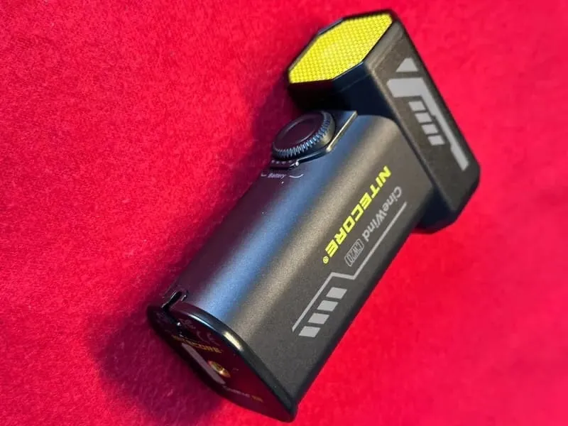 Крупный план турбо-вентилятора Nitecore CW20 CineWind: металлический корпус, диск плавной регулировки и защитная сетка.