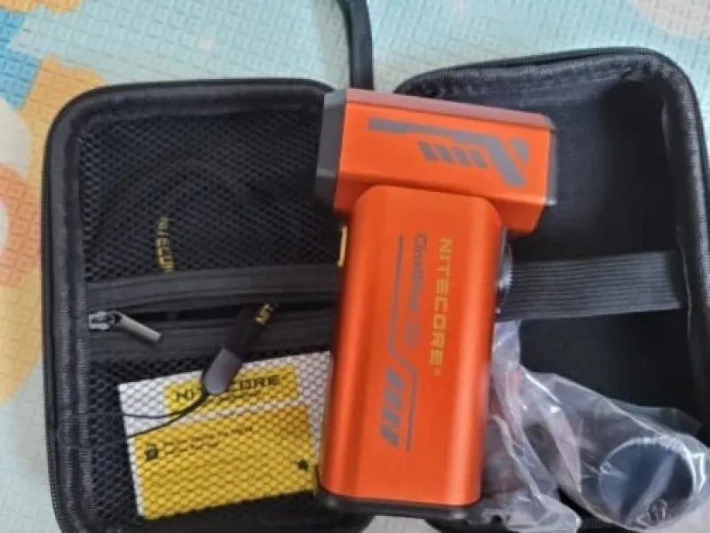 Распаковка и комплектация Nitecore CW20: жесткий защитный чехол для хранения, сам гаджет и аксессуары внутри.