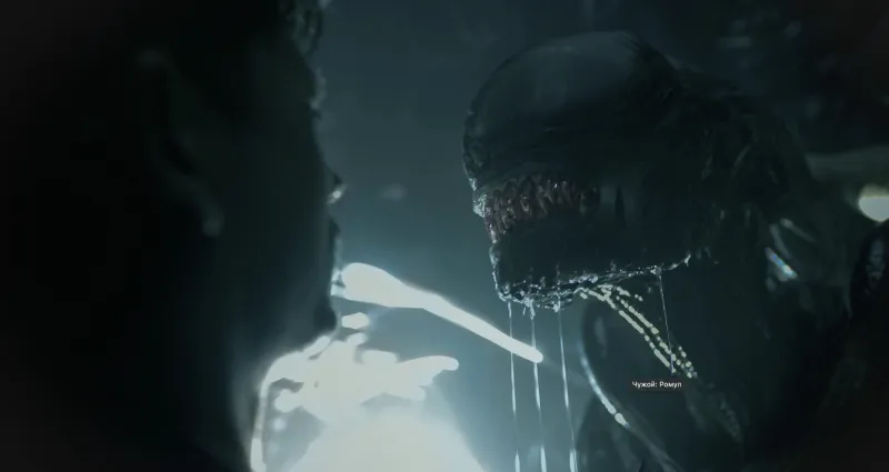 Героиня с фонариком идет по темному коридору космической станции 