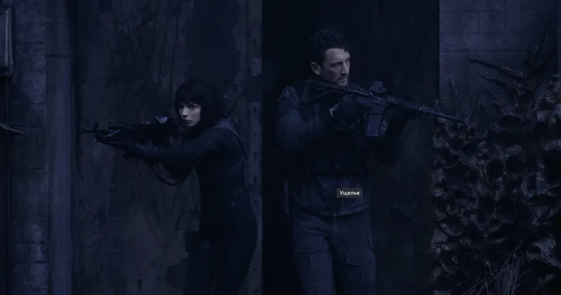 Аня Тейлор-Джой прицеливается из винтовки на фоне туманного ущелья