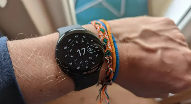 Google выпустила новое обновление для первого поколения Pixel Watch — оно исправляет критическую проблему с экстренными вызовами