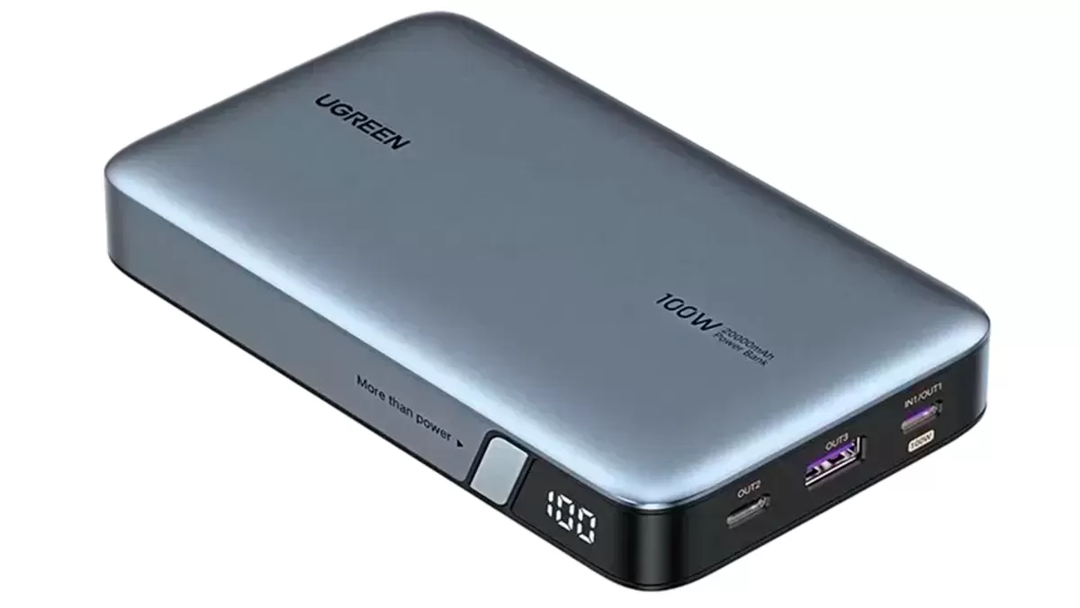 UGREEN PB720 PD 100W Power Bank 20000mAh: Серый повербанк UGREEN PB720 25188 20000mAh с поддержкой 100 Вт Power Delivery и цифровым дисплеем, показывающим состояние заряда для одновременной зарядки трех устройств.