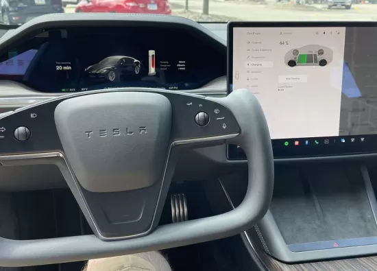 Tesla внедряет систему полного самоуправления