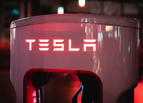 Tesla: уход высокопоставленных сотрудников и возвращение команды Supercharger