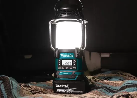 Фонарь, колонка и зарядка в одном: Makita XRM13