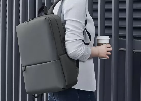 универсальный компактный рюкзак для города в однотонном дизайне