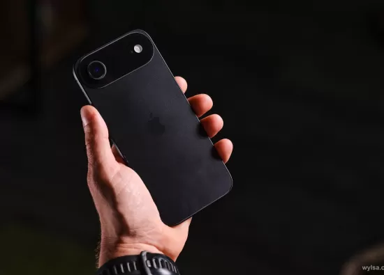 iPhone 17 Air черного цвета в руке