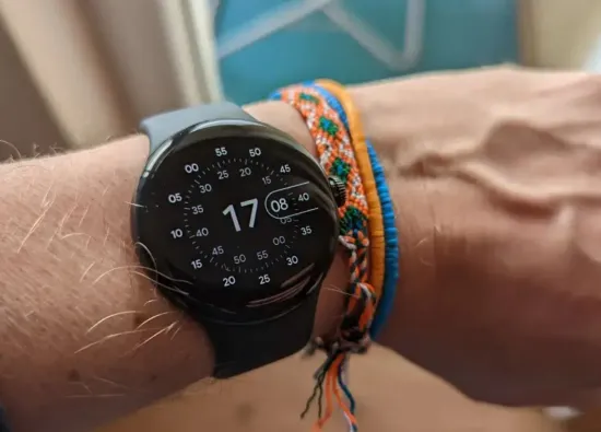 Google выпустила новое обновление для первого поколения Pixel Watch — оно исправляет критическую проблему с экстренными вызовами