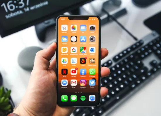 В iOS 27 появятся ИИ-субтитры, улучшенный VoiceOver и управление инвалидной коляской через Apple Vision Pro