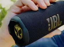 Обзор JBL Flip 7 Tomorrowland Edition: лимитированная колонка с уникальным дизайном и мощным звуком