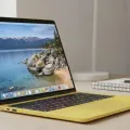 Тест зарядки MacBook Neo: сравниваем комплектный 20 Вт и 35 Вт адаптер Apple
