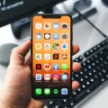 В iOS 27 появятся ИИ-субтитры, улучшенный VoiceOver и управление инвалидной коляской через Apple Vision Pro